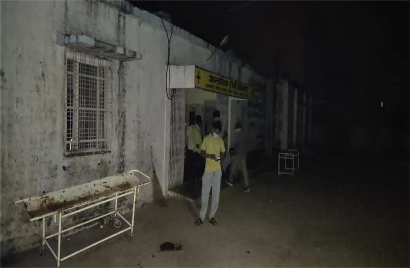 As soon as the lightning strikes, darkness falls in the hospital बिजली गुल होते ही अस्पताल में छा जाता अंधेरा, जनरेटर नहीं किया जाता चालू