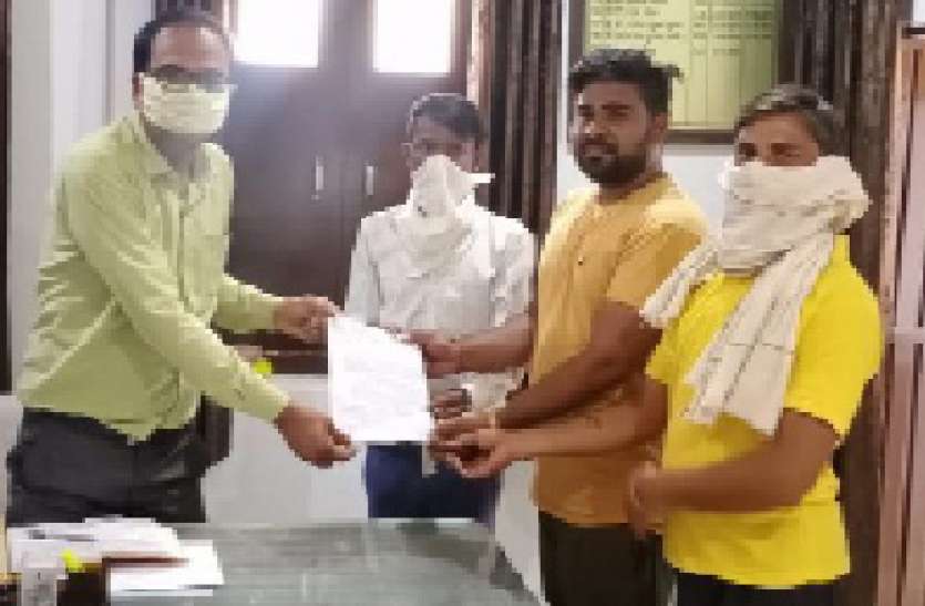 आम रास्ते पर अतिक्रमण, निकलने में हो रही परेशानी आम रास्ते पर अतिक्रमण, निकलने में हो रही परेशानी