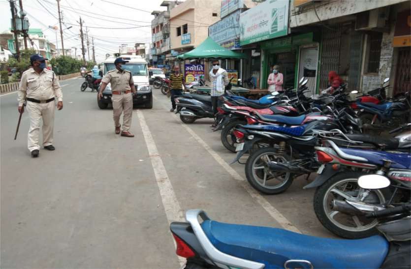 Handling traffic system Thanaprabhari had to descend on the field यातायात व्यवस्था संभालने थानाप्रभारी को उतरना पड़ा फील्ड पर