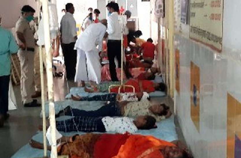 Road accident two people died, 30 injured Road accident-मन्नत उतारने जा रहे ग्रामीणों का वाहन पलटा, दौ की मौत, 30 घायल