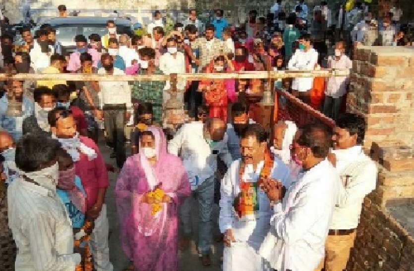 सेवा सप्ताह : ग्रामीणों को कपड़े के थैले वितरित सेवा सप्ताह : ग्रामीणों को कपड़े के थैले वितरित