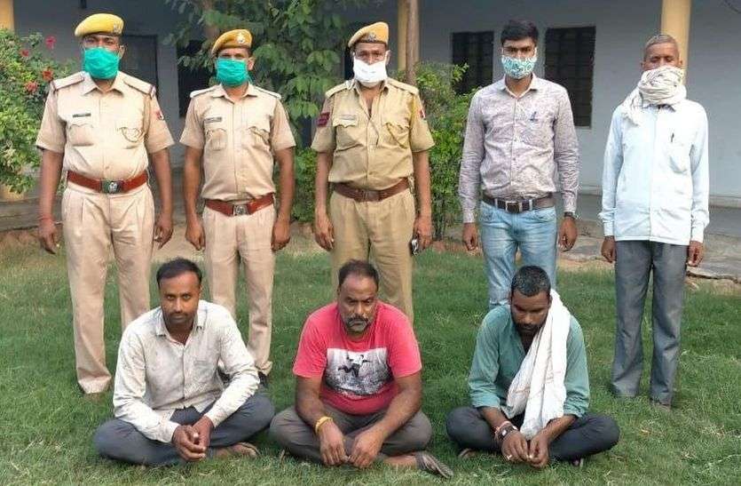 Three arrested while transporting Chambal gravel, Scorpio was caught cashing in escort चंबल बजरी परिवहन करते ट्रक तीन गिरफ्तार, एस्कोर्ट कर रही स्कार्पियो मय नकदी के पकड़ी