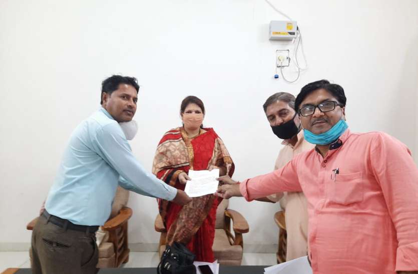 Government teacher organization submitted a memorandum to the minister शिक्षकों की समस्याओं के निराकरण की मांग में शासकीय अध्यापक संगठन ने मंत्री को सौंपा ज्ञापन
