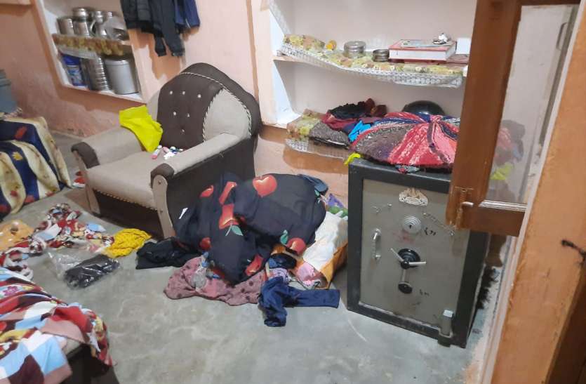 पड़ोसी के घर में नहीं मिला कुछ तो शिक्षक के घर डाली डकैती पड़ोसी के घर में नहीं मिला कुछ तो शिक्षक के घर डाली डकैती