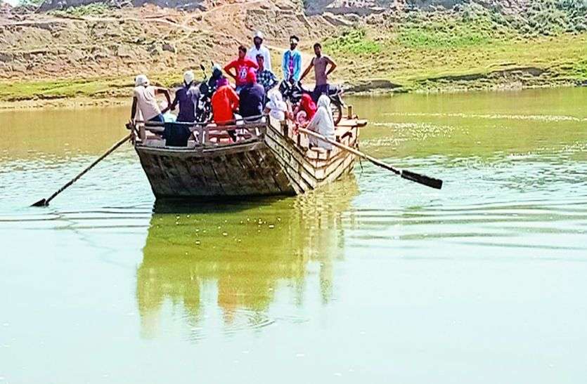 चंबल में दौड़ रही नावें, हर वक्त हादसे की संभावना चंबल में दौड़ रही नावें, हर वक्त हादसे की संभावना