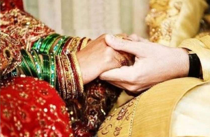 शादी से इनकार करने पर भड़की प्रेमिका, कोतवाली में ही प्रेमी को पीटा शादी से इनकार करने पर भड़की प्रेमिका, कोतवाली में ही प्रेमी को पीटा