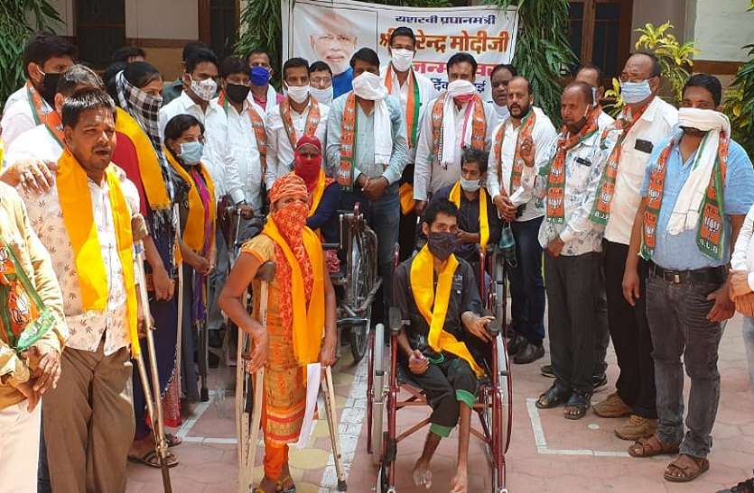 PM Narendra Modi 70th birthdat, bjp celebrates in different way राजस्थान: प्रधानमंत्री नरेन्द्र मोदी का जन्मदिवस कल, BJP ने आज कुछ इस अनूठे अंदाज़ से किया सेलिब्रेट