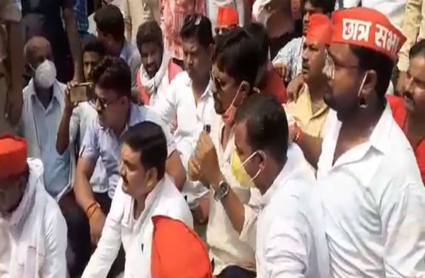 क्रेशर कारोबारी की हत्या को लेकर सपाइयों का जबरदस्त प्रदर्शन क्रेशर कारोबारी की हत्या को लेकर सपाइयों का जबरदस्त प्रदर्शन