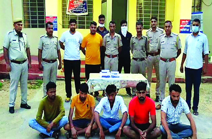 मध्यप्रदेश से चूरू में बेचने लाए थे अवैध हथियार, छह गिरफ्तार मध्यप्रदेश से चूरू में बेचने लाए थे अवैध हथियार, छह गिरफ्तार