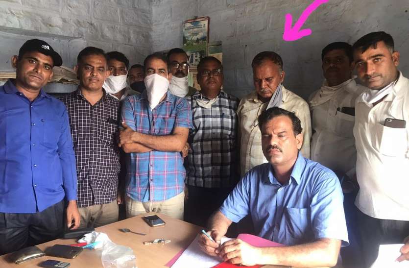 म्युटेशन भरने के बदले छह हजार रिश्वत लेते पटवारी गिरफ्तार म्युटेशन भरने के बदले छह हजार रिश्वत लेते पटवारी गिरफ्तार