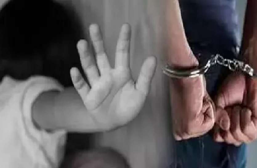 दुष्कर्म का आरोपी पुलिस गिरफ्त में नाबालिग से दुष्कर्म के आरोपी के घर पहुंची पुलिस, चप्पे-चप्पे की ली तलाशी