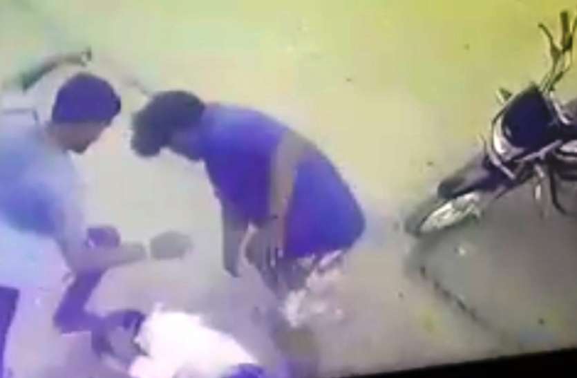 CCTV Footage बाइक लूटने आए बदमाशों ने युवक को सड़क पर गिराकर पीटा, सीसीटीवी में कैद हुई घटना