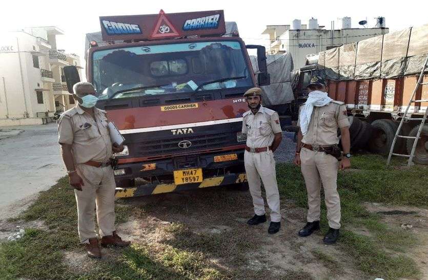 बेट्री के कर्टन में मिली शराब की खेप बेट्री के कर्टन में मिली शराब की खेप