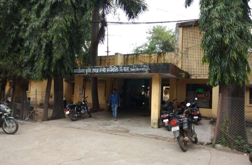 मंडी में सुरक्षा गार्ड को बंद कर दिया है मंडी में सुरक्षा व्यवस्था चौकीदार और ड्राइवर के भरोसे
