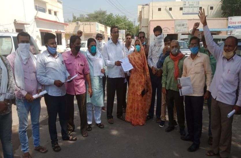 अवैध भवन निर्माण के खिलाफ भाजपा का प्रदर्शन अवैध भवन निर्माण के खिलाफ भाजपा का प्रदर्शन