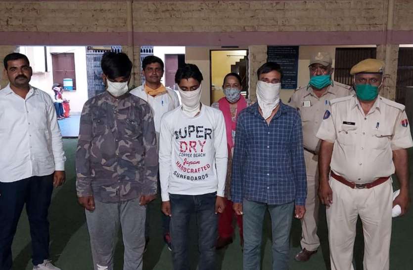 टैक्सटाइल फैक्ट्री का कपड़ा चोरी, तीन गिरफ्तार टैक्सटाइल फैक्ट्री का कपड़ा चोरी, तीन गिरफ्तार