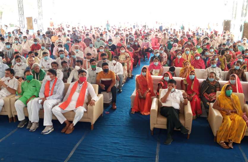 जिला स्तरीय अन्न उत्सव- जिन्हें नियमों का पालन कराना था उनके सामने ही मखौल उड़ा, सटकर बैठे रहे नेता और नागरिक जिला स्तरीय अन्न उत्सव- जिन्हें नियमों का पालन कराना था उनके सामने ही मखौल उड़ा, सटकर बैठे रहे नेता और नागरिक