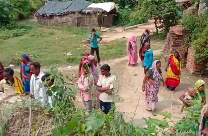 रायबरेली में एक अधेड़ का शव घर के बाहर मिलने से गांव में मचा हड़कंप, सल्फास खाने से हुई मौत रायबरेली में एक अधेड़ का शव घर के बाहर मिलने से गांव में मचा हड़कंप, सल्फास खाने से हुई मौत