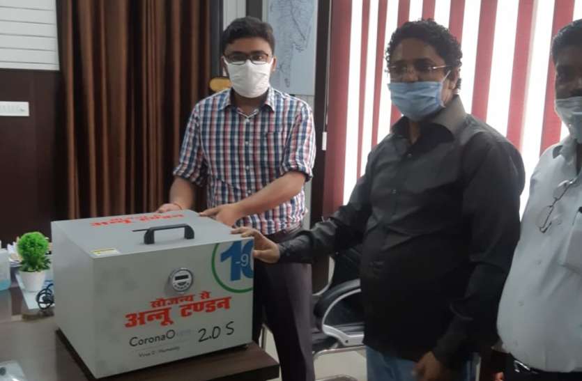 पूर्व कांग्रेस सांसद अन्नू टंडन की तरफ़ से कोरोनावायरस से लड़ने के लिए एसडीएम को महत्वपूर्ण भेंट पूर्व कांग्रेस सांसद अन्नू टंडन की तरफ़ से कोरोनावायरस से लड़ने के लिए एसडीएम को महत्वपूर्ण भेंट