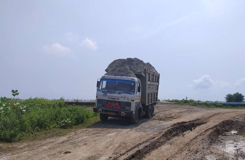 Overload dumper Outrage among villagers - राखड़ भरे ओवरलोड डंपरों के गुजरने से मार्ग जर्जर, ग्रामीणों में आक्रोश