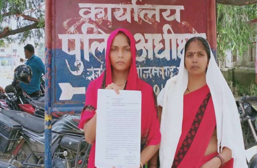 azamgarh news दहेज के लिये बेरहम हुए ससुराली, 1 साल के बेटे को छीनकर, विवाहिता को घर से निकाला