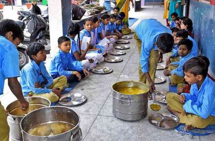 कोरोना बच्चों को मध्यान्ह भोजन देने में छत्तीसगढ़ सबसे अव्वल, अन्य राज्यों में मध्यान्ह भोजन वितरण की स्थिति खराब रही काफी कोरोना बच्चों को मध्यान्ह भोजन देने में छत्तीसगढ़ सबसे अव्वल, अन्य राज्यों में मध्यान्ह भोजन वितरण की स्थिति खराब रही काफी