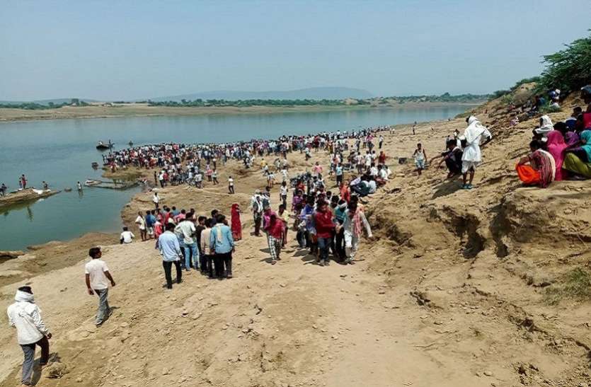 Search started for two missing people after sinking boat नाव डूबने के बाद गायब दो जनों की शुरू हुई तलाश, 11 शव पहले निकल चुके
