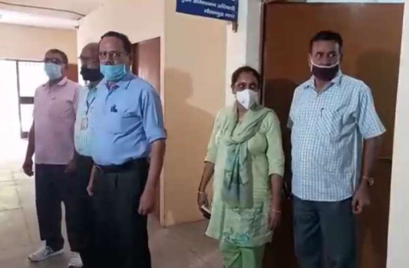 noida2.jpg रिश्वत लेकर फर्जी दस्तावेजों के आधार पर एनओसी देने के मामले में नोएडा पहुंची एंटी करप्शन की टीम