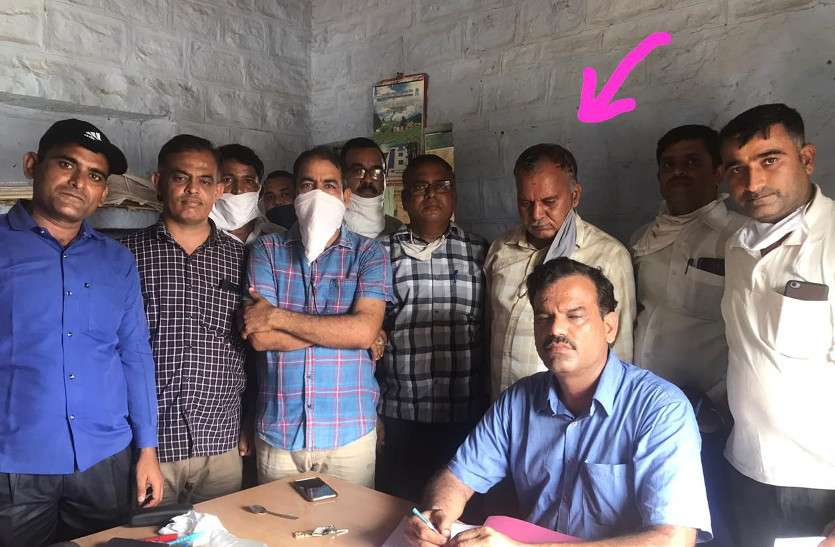 patwari_trap.jpg सूचना लीक नहीं हो जाए इसलिए पाली में जाकर जोधपुर पुलिस कर आई ट्रेप