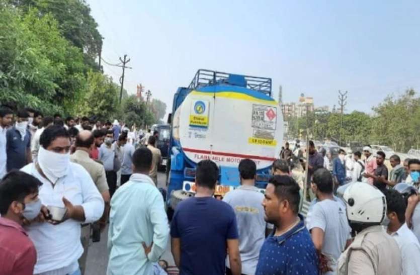 photo6271639536748571284.jpg ड्यूटी से लौट रहे पिता-पुत्र को टैंकर ने कुचला, ग्रामीणों ने हाईवे पर लगाया जाम