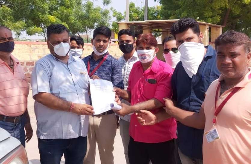 मंत्रालयिक कर्मचारियों ने एसडीएम को दिया ज्ञापन मंत्रालयिक कर्मचारियों ने एसडीएम को दिया ज्ञापन