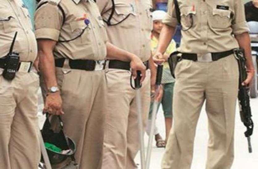 police2.jpg अच्छा कार्य करने पर पुलिस कर्मचारी पुरस्कृत