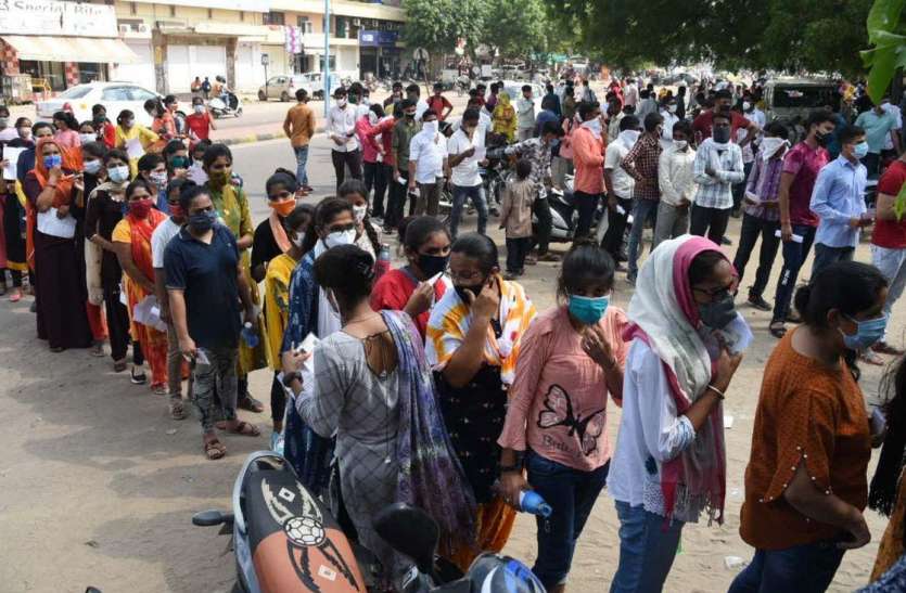 पीटीईटी परीक्षा केंद्रों के बाहर उड़ी सोशियल डिस्टेंसिंग की धज्जियां पीटीईटी परीक्षा केंद्रों के बाहर उड़ी सोशियल डिस्टेंसिंग की धज्जियां