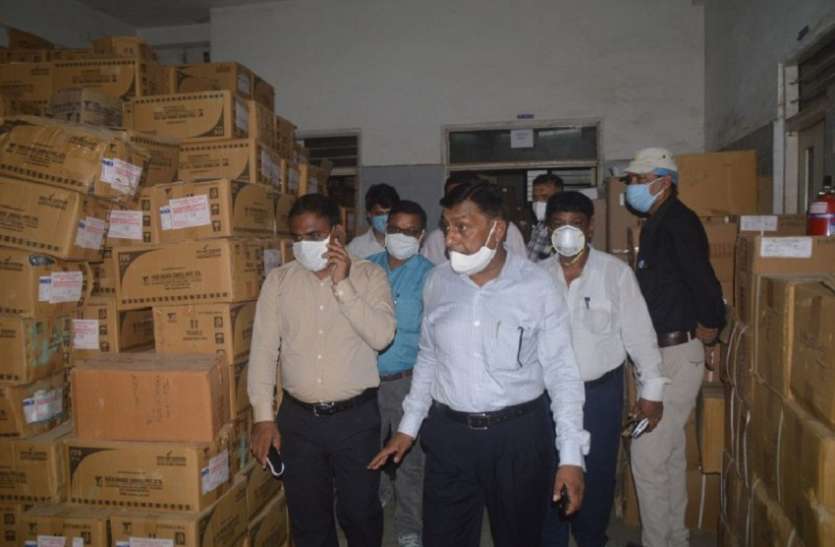 rewa जनता के स्वास्थ्य से खिलवाड़, अस्पताल के स्टोर में एक्सपायरी डेट की दवाइयां, प्रभारी को निलंबित करने के निर्देश