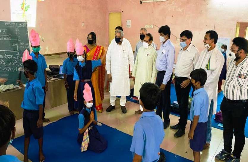 स्कूल शिक्षा मंत्री ने मोहल्ला कक्षाओं का किया औचक निरीक्षण स्कूल शिक्षा मंत्री ने मोहल्ला कक्षाओं का किया औचक निरीक्षण