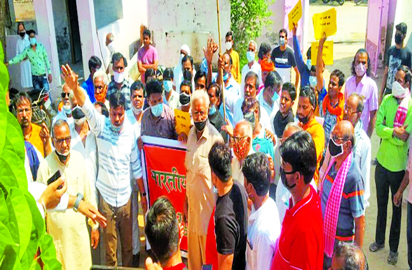 अनियमितता को लेकर भाजपाइयों ने परिषद को घेरा अनियमितता को लेकर भाजपाइयों ने परिषद को घेरा