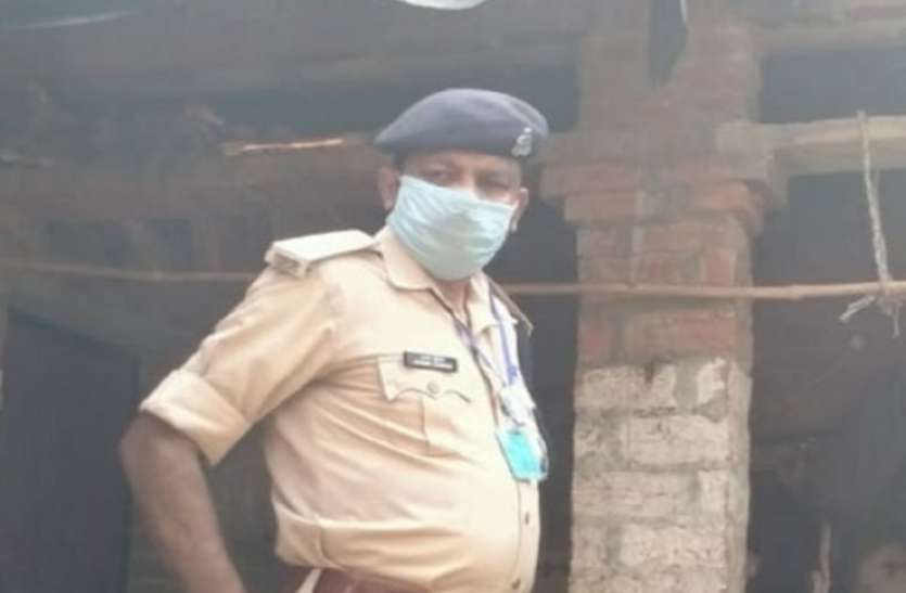 बंगले में बालक का शव मिलने से फैली सनसनी, परिजन इस मांग को लेकर अड़ गए, फिर एसपी ने किया ये काम बंगले में बालक का शव मिलने से फैली सनसनी, परिजन इस मांग को लेकर अड़ गए, फिर एसपी ने किया ये काम