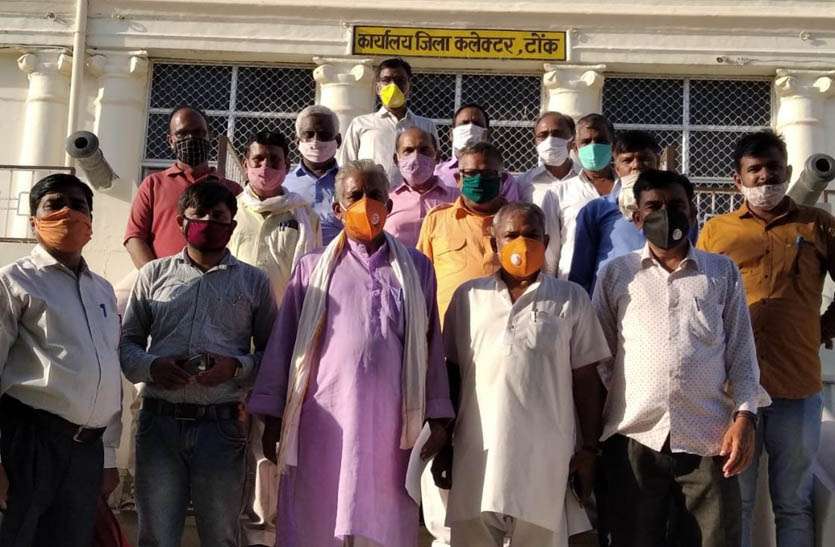लम्बित चल रही है मांगों के समाधान के लिए शिक्षकों ने सीएम को भेजा ज्ञापन लम्बित चल रही है मांगों के समाधान के लिए शिक्षकों ने सीएम को भेजा ज्ञापन