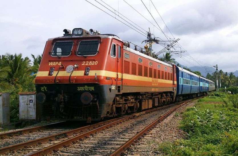 Long waiting list in empty trains कई ट्रेनों में यात्री भार नाम मात्र, फिर कन्फर्म नहीं हो रही टिकट, बुजुर्ग-महिला यात्री परेशान