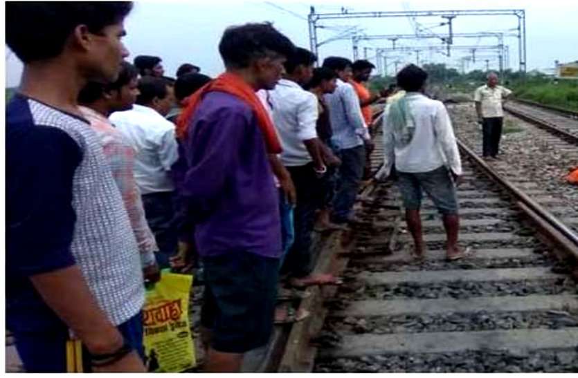 मोबाइल पर लिखा मुझे माफ करना दोस्तों और कोविड स्पेशल ट्रेन के सामने कूद गया युवक मोबाइल पर लिखा मुझे माफ करना दोस्तों और कोविड स्पेशल ट्रेन के सामने कूद गया युवक