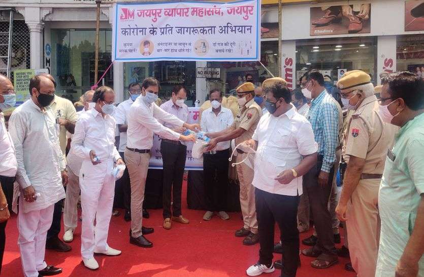कोरोना संक्रमण बचाव के लिए व्यापारी कर रहे लोगों को सजग कोरोना संक्रमण बचाव के लिए व्यापारी कर रहे लोगों को सजग
