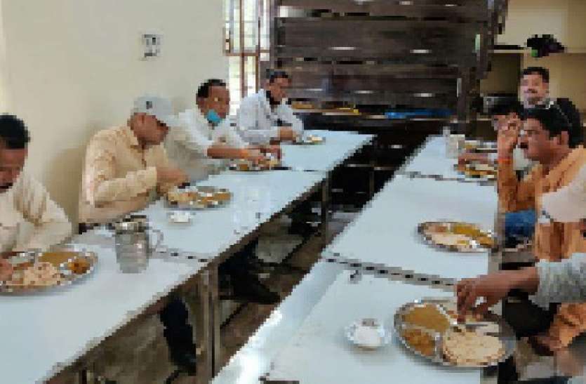 इंदिरा रसोई का आयुक्त ने लिया जायजा, चखा भोजन का स्वाद इंदिरा रसोई का आयुक्त ने लिया जायजा, चखा भोजन का स्वाद
