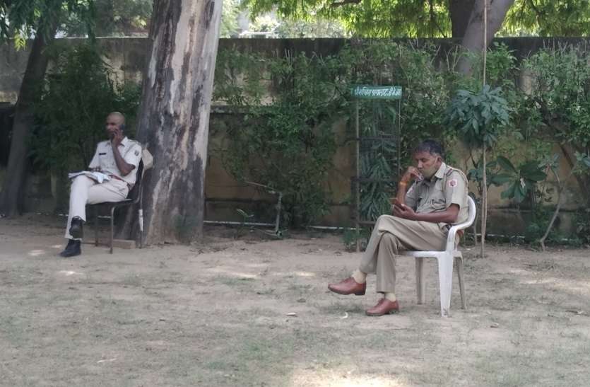 police camp in Youth Congress headquarters from twenty five days राजस्थान: पुलिस पहरे में यूथ कांग्रेस मुख्यालय, दो शिफ्ट में 20 पुलिसकर्मी देते हैं ड्यूटी- जानें क्या है वजह?