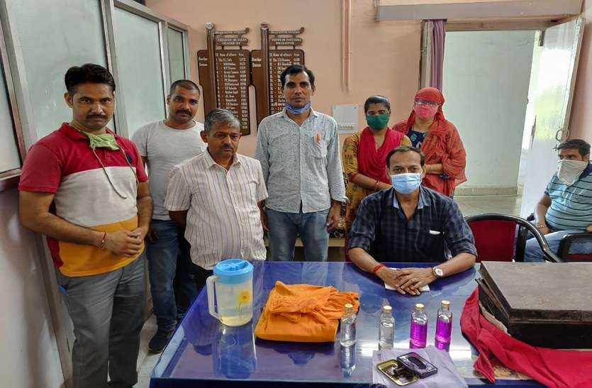शिकायत निपटारे के लिए घर पर बुलाकर ली रिश्वत, एसीबी ने डाकघर के सहायक अधीक्षक को पकड़ा शिकायत निपटारे के लिए घर पर बुलाकर ली रिश्वत, एसीबी ने डाकघर के सहायक अधीक्षक को पकड़ा