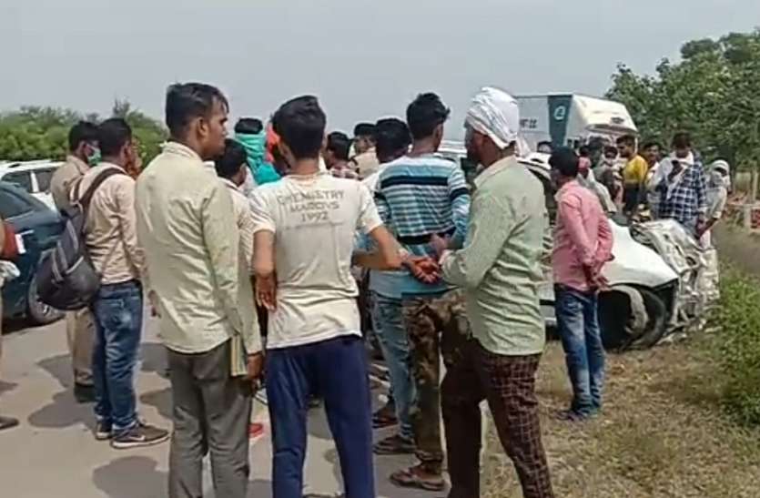 तेज रफ्तार कार हाईवे किनारे धुलाई सेंटर में घुसी, दो लोगों की मौके पर मौत, चालक फरार तेज रफ्तार कार हाईवे किनारे धुलाई सेंटर में घुसी, दो लोगों की मौके पर मौत, चालक फरार