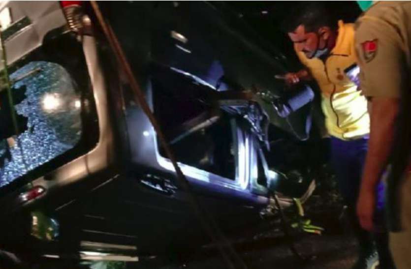 accident.jpg जाकों राखे साईयां.. जयपुर में जलकुंभी से भरे नाले में गिरी कार, पांच साल का बच्चा और मां थे कार में...