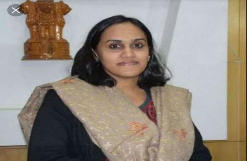 Alwar District Collector Anandi Instructed Officers जिला कलक्टर आनंदी ने कहा- महामारी का बहाना नहीं चलेगा, अधिकारियों को दिए सख्त निर्देश