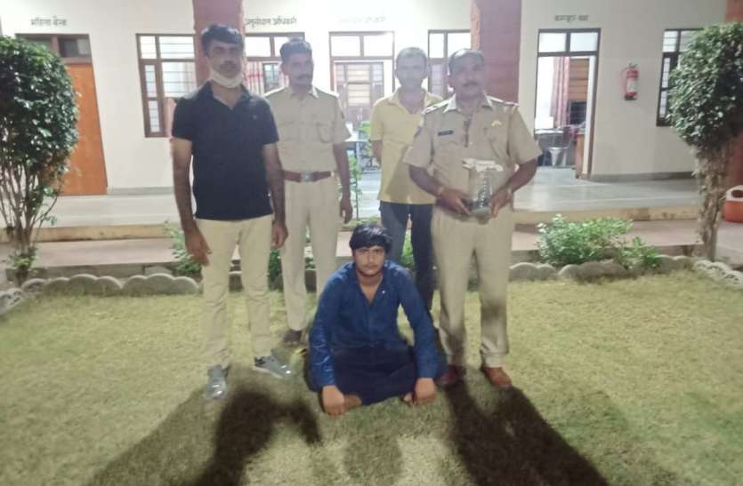 पुलिस को देख भागे युवक से पिस्तौल जब्त पुलिस को देख भागे युवक से पिस्तौल जब्त