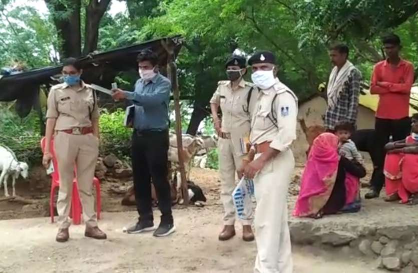 Police inspects the spot Murder - घर के बाहर सो रहे बुजुर्ग की धारदार हथियार से हत्या
