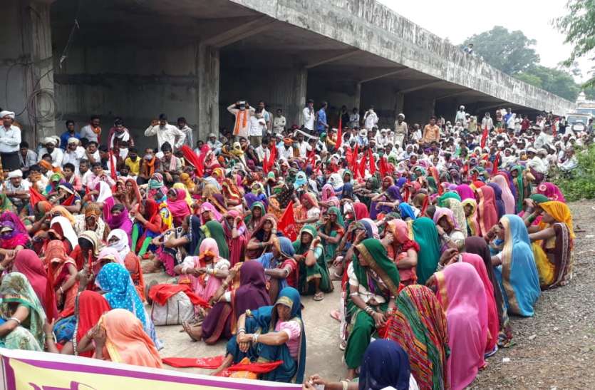 villagers protest Tribals protest - बिना सूचना आदिवासियों ने किया थाने का घेराव, की गिरफ्तारी मांग